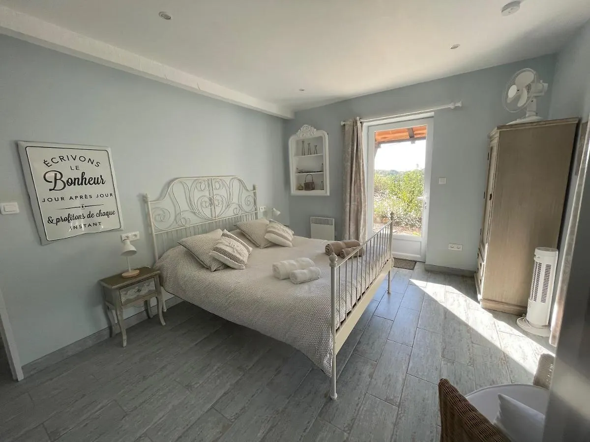 Gites De Las Razes Touffailles Guest house