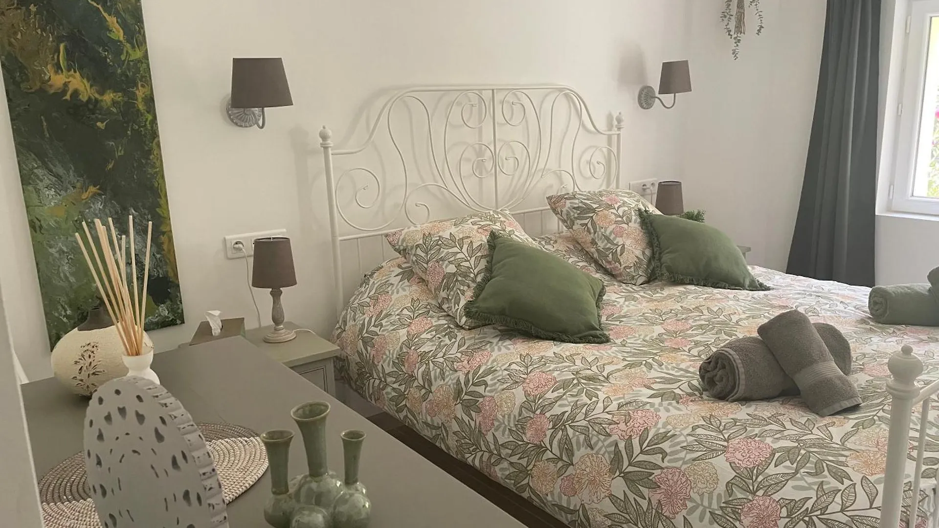 Gites De Las Razes Touffailles Guest house