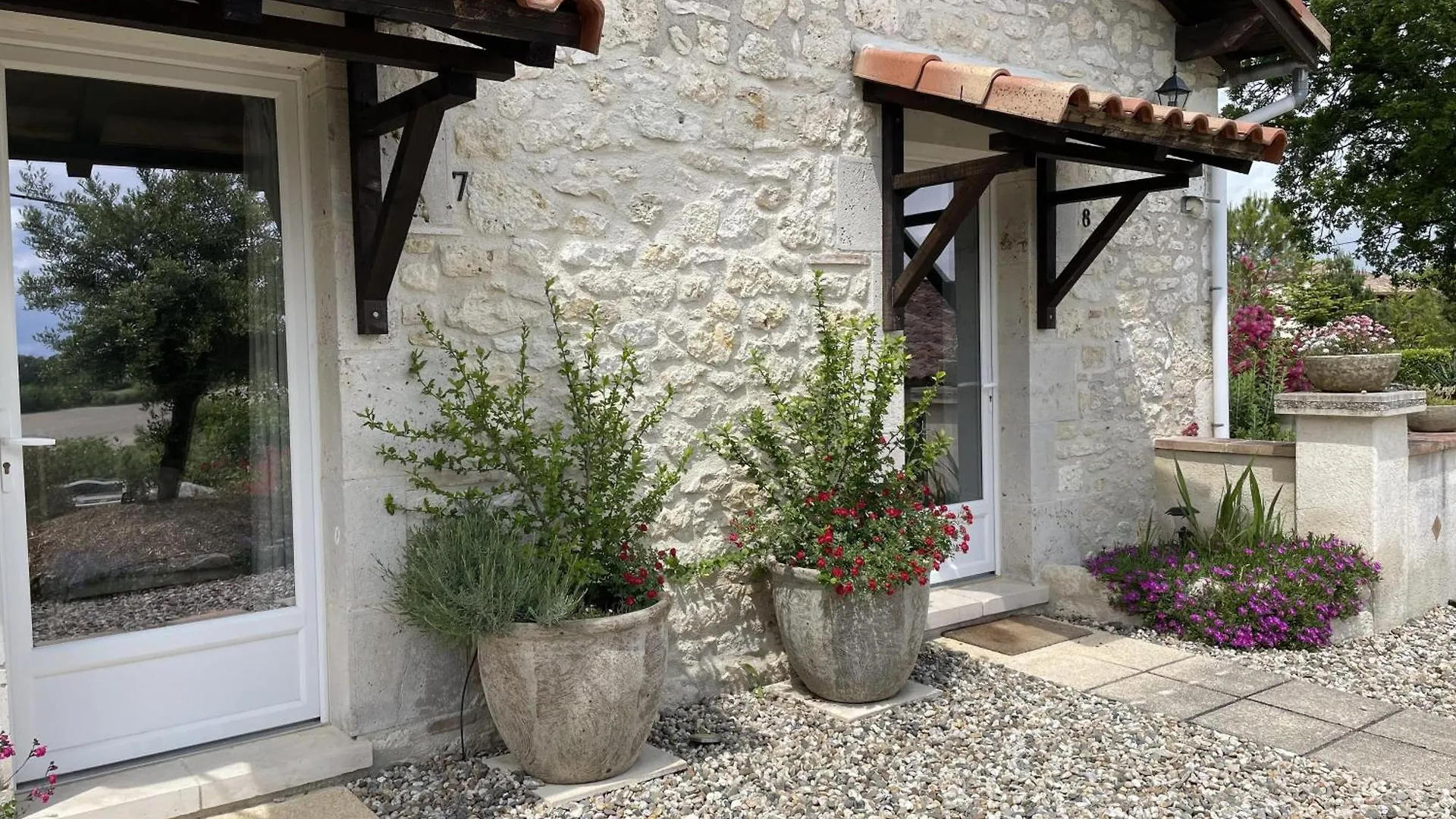 Gites De Las Razes Touffailles Guest house