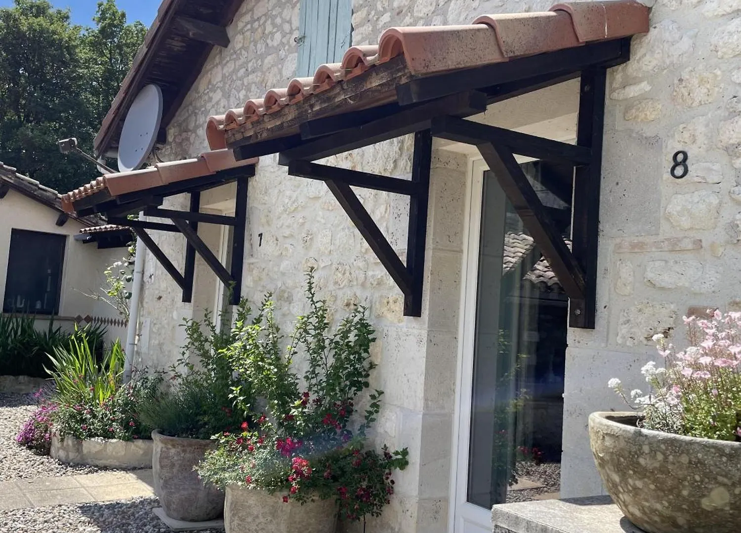 Gites De Las Razes Touffailles Guest house