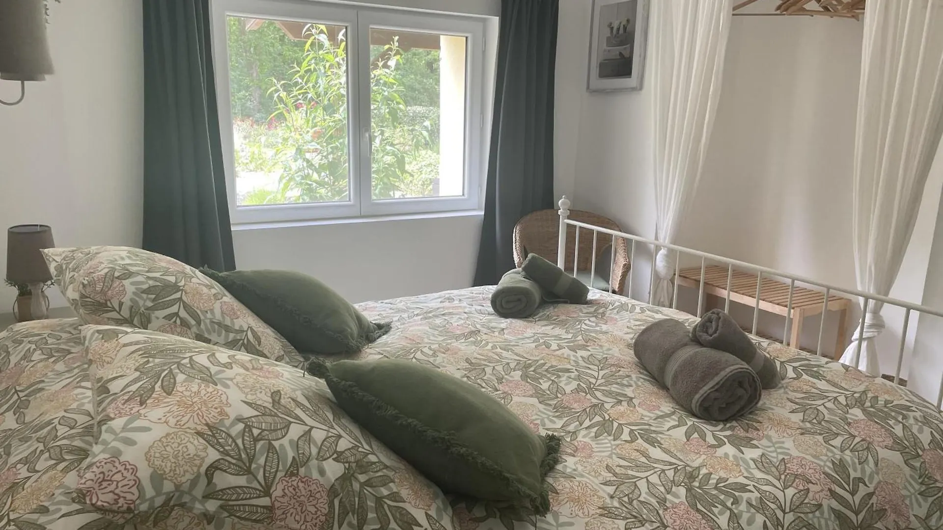 Gites De Las Razes Touffailles Guest house